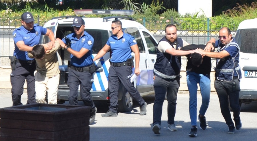 Polis memuruna silahlı saldırının 2 şüphelisi adliyede