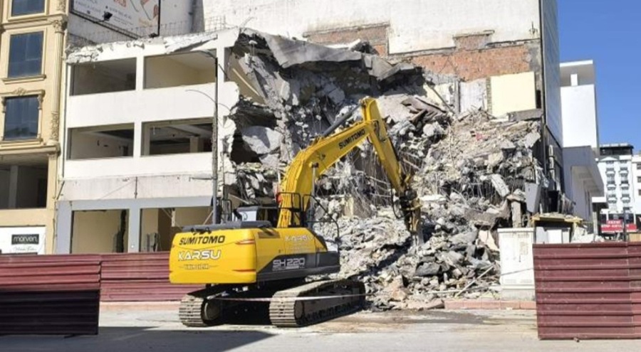 Yıkım esnasında başına moloz isabet eden işçi yaralandı
