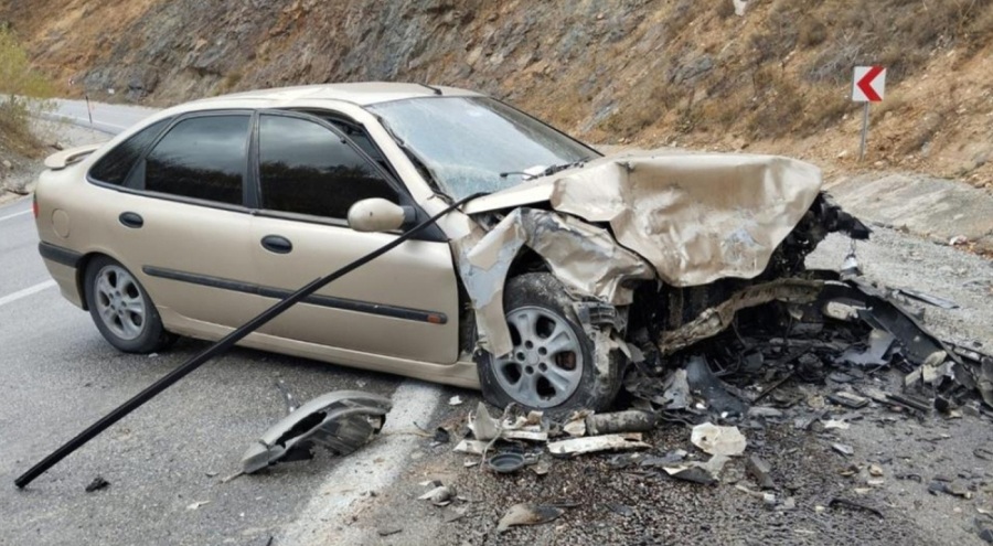 Otomobil ile minibüs kafa kafaya çarpıştı: Çok sayıda yaralı var