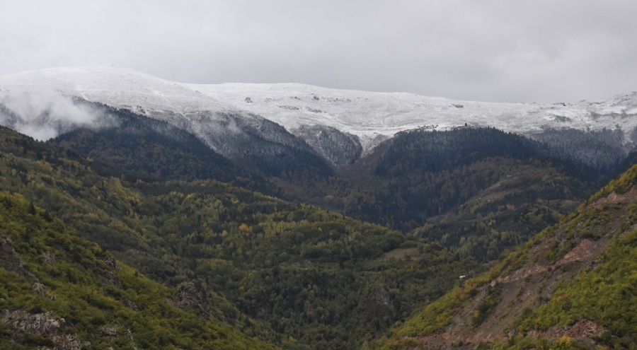 Gümüşhane'nin yüksek kesimlerine kar yağdı