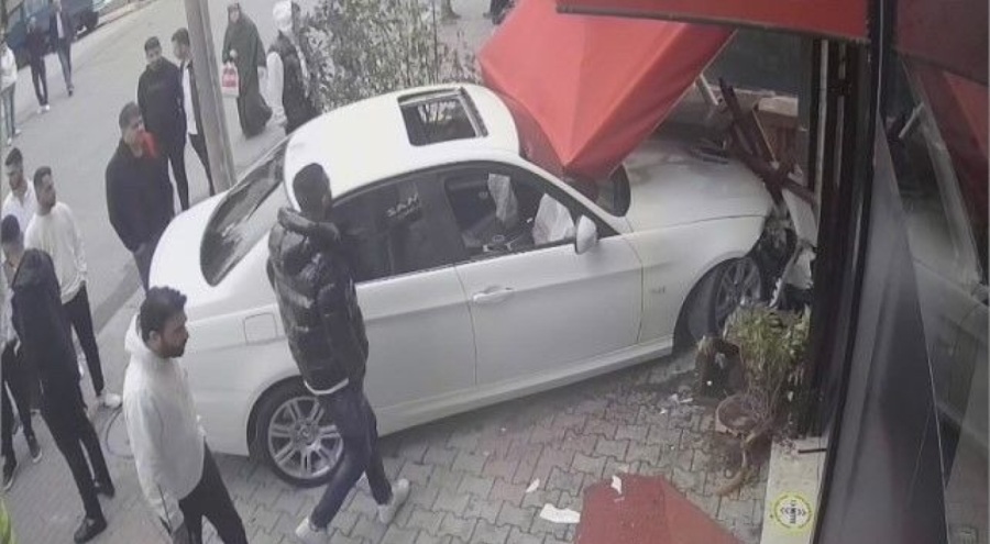Kocaeli'de korkunç kaza! Otomobil iş yerine daldı