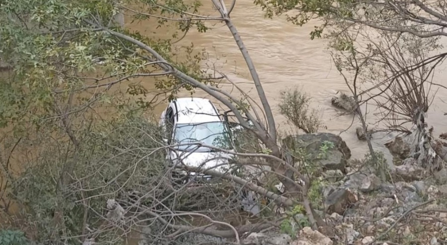 Sağlık ekibinin aracı köprüden düştü!