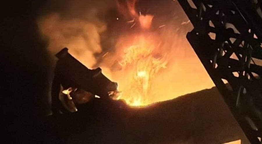 3 katlı binanın çatısı alev alev yandı!