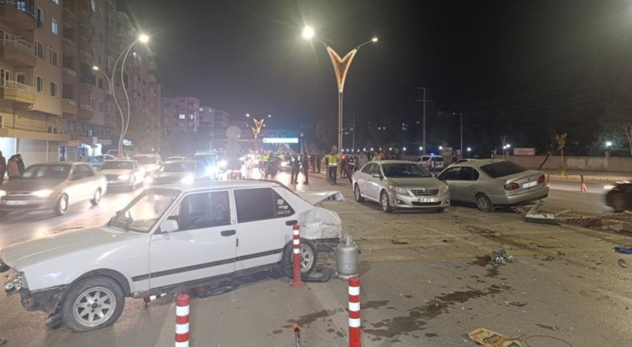 5 otomobilin karıştığı kazada ortalık savaş alanına döndü!