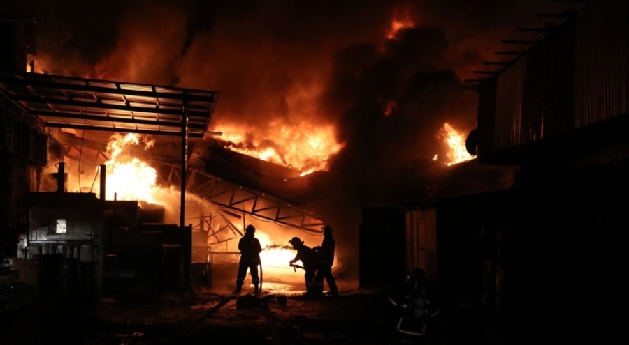 Sakarya'da bir kauçuk fabrikası cayır cayır yandı