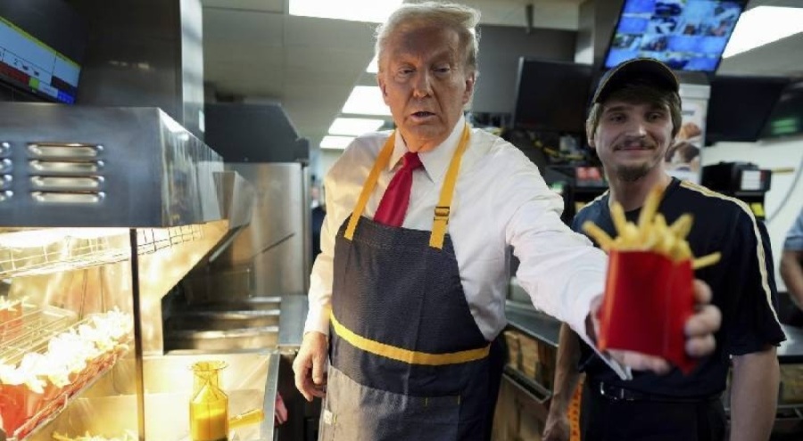 Trump bir fast food restoranında patates kızarttı