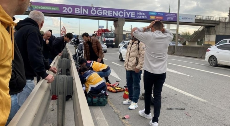 Tankerin sıkıştırdığı elektrikli bisiklet, bariyere çarptı