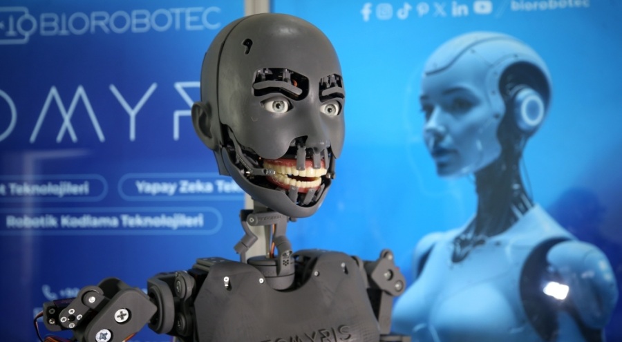Bursa'da 40 günde üretilen yerli insansı robot Tomyris 9 mimik yapabiliyor