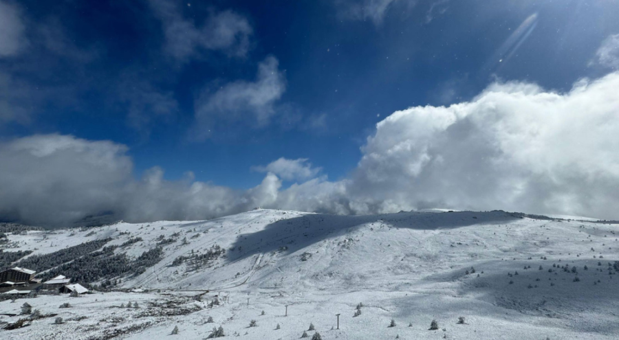 Kartalkaya'da kar kalınlığı 15 santimetreyi buldu