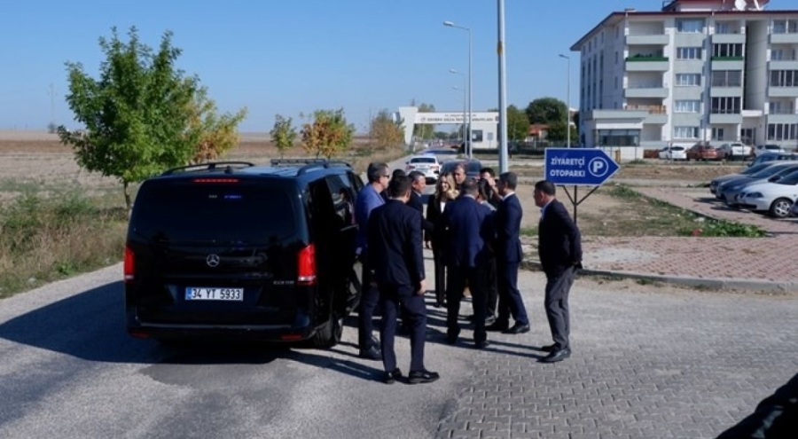 Özgür Özel'den Selahattin Demirtaş'a ziyaret: "Bana bir çağrı metni ulaştırdı"