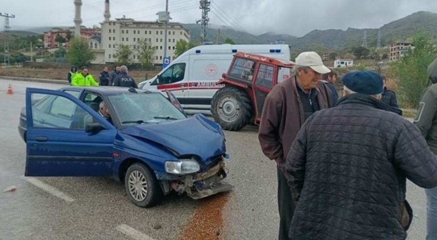 Otomobil ile traktör çarpıştı: 4 yaralı