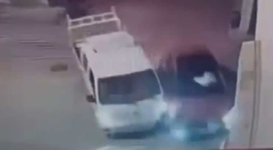 Bursa'da kamyonet ile otomobilin çarpıştığı kaza anı kamerada!