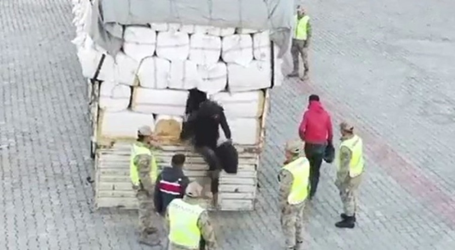 Saman balyası yüklü TIR'da 36 düzensiz göçmen yakalandı