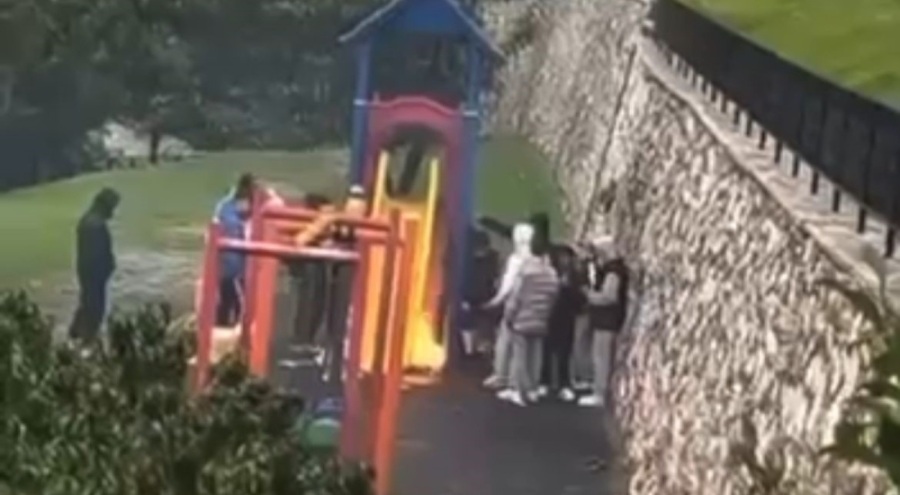 Bursa'da çocuk parkında kaydırağı yakıp sohbet ettiler