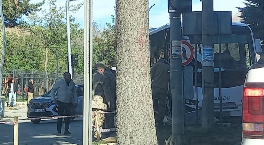 Güvenlik korucularını taşıyan otobüs refüje çarptı!