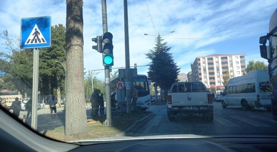 Korucuları taşıyan otobüs refüje çarptı