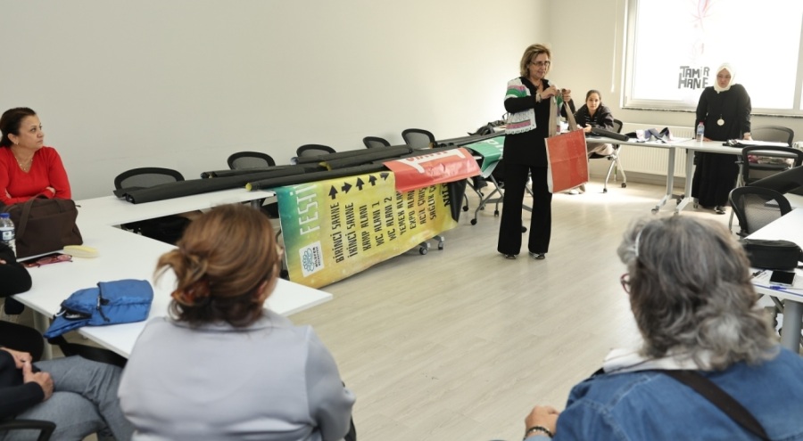 Nilüfer'de atıklar, kadınların ellerinde rengarenk çantalara dönüştü