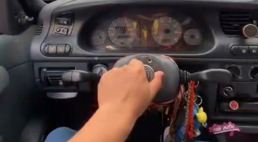 Trafikte direksiyonu çıkarıp ilerledi!