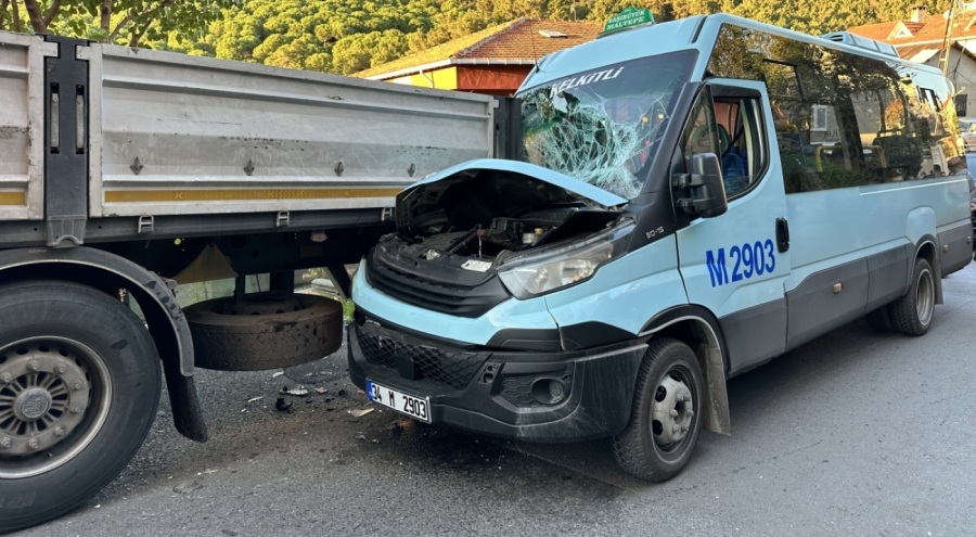 Yolcu minibüsü park halindeki tıra çarptı: 8 yaralı