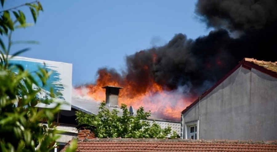 4 katlı binada yangın paniği!