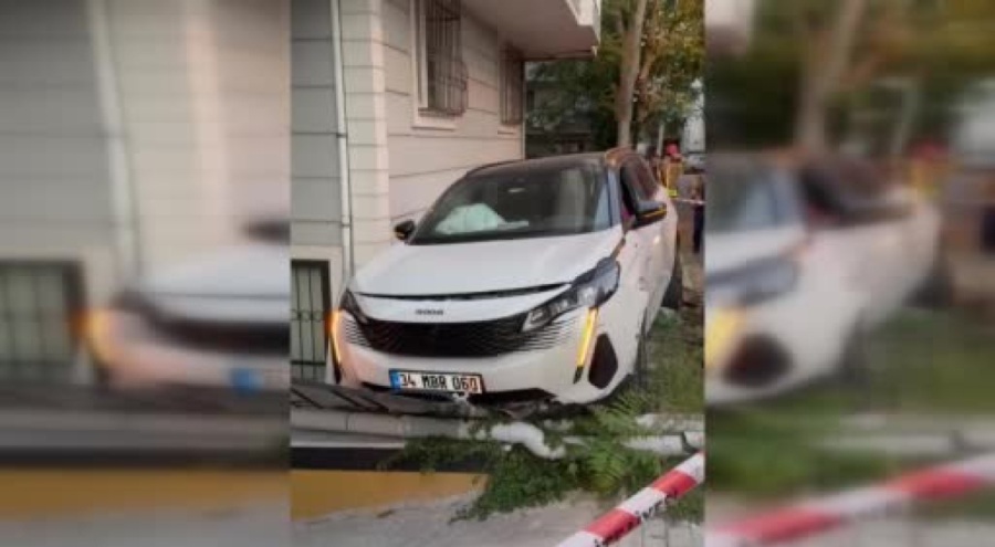 Kontrolden çıkan araç iki otomobile ve demir korkuluklara çarptı!