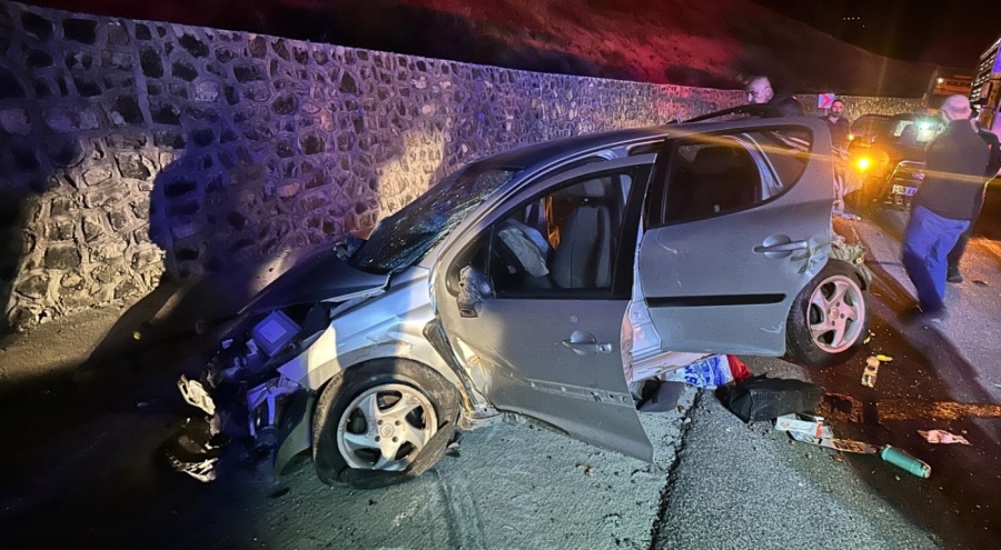 Hafif ticari araç ile otomobil çarpıştı: 8 yaralı