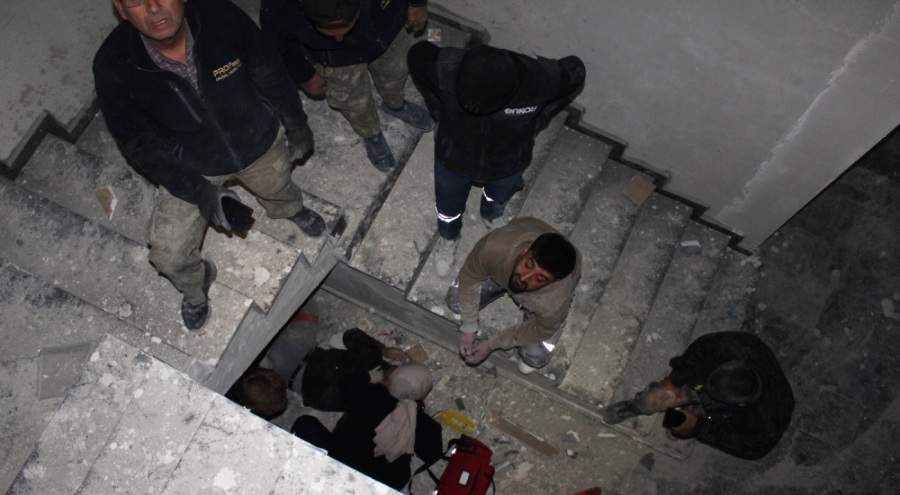 3'üncü kattan merdiven boşluğuna düşen işçi ağır yaralandı