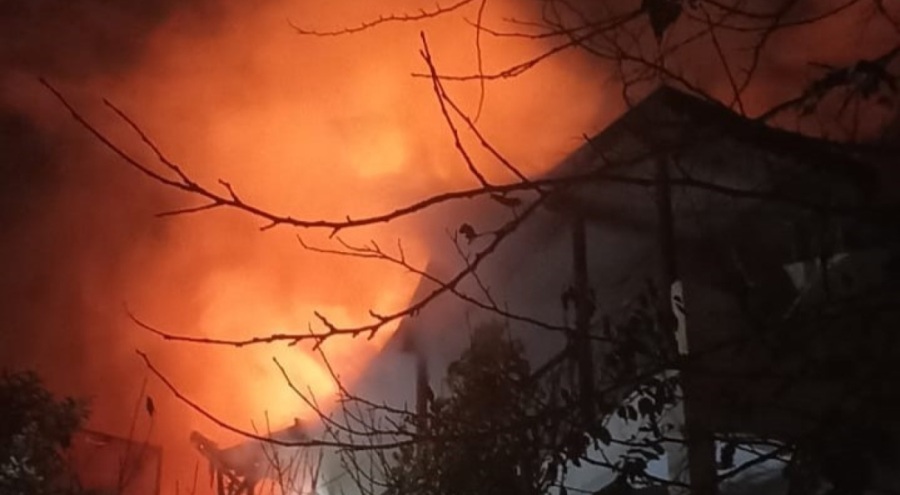 Alevlere teslim olan ev kullanılmaz hale geldi