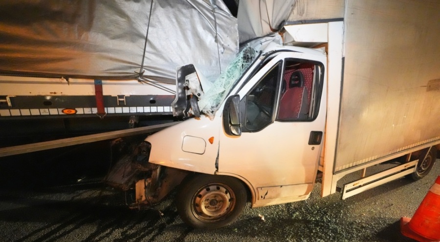 Tıra çarpan kamyonetteki 2 kişi yaralandı