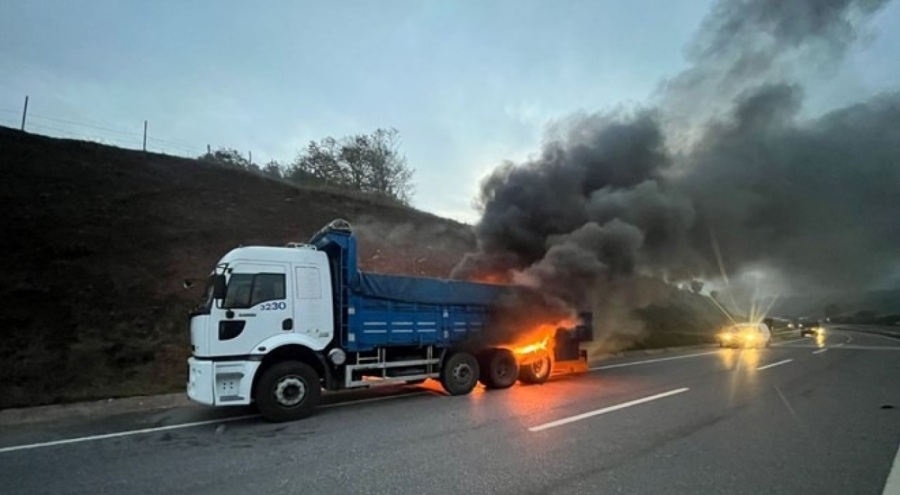 Seyir halindeki kamyonda yangın