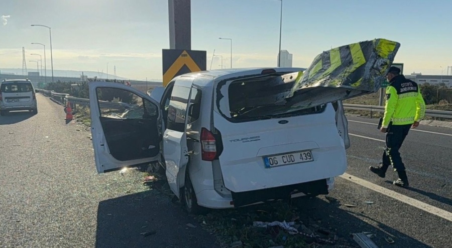 Otomobil bariyerlere saplandı