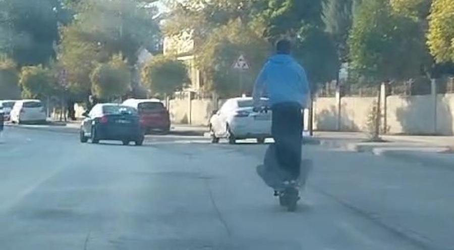 Bursa'da scooter ile tehlikeli yolculuk kamerada