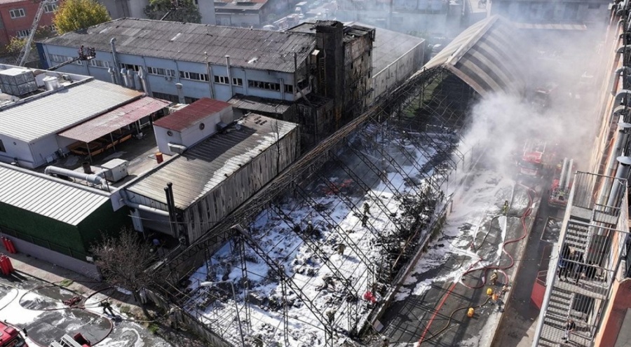 Yangın fabrikayı küle çevirdi