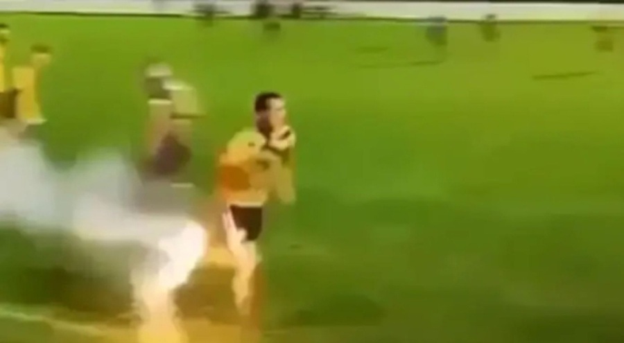Sahaya atılan fişek futbolcunun elinde patladı!