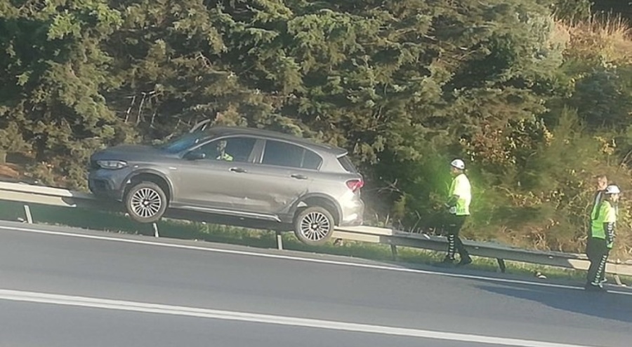 Akılalmaz kaza! Otomobil bariyerin üstüne çıktı
