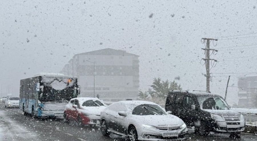 Bitlis'e mevsimin ilk karı yağdı