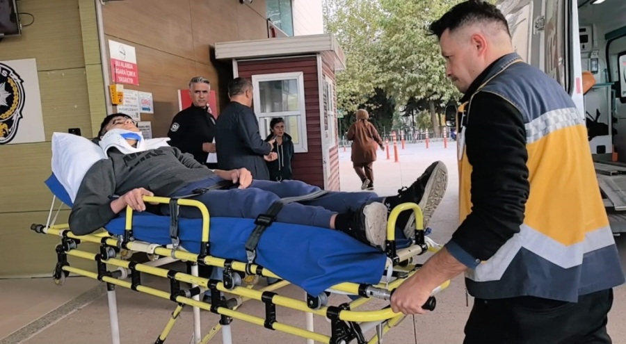 Bursa'da baba-oğul şakalaşırken pencereden düştü