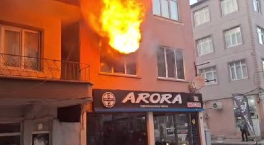 Evde meydana gelen yangında 2 kişi dumandan etkilendi