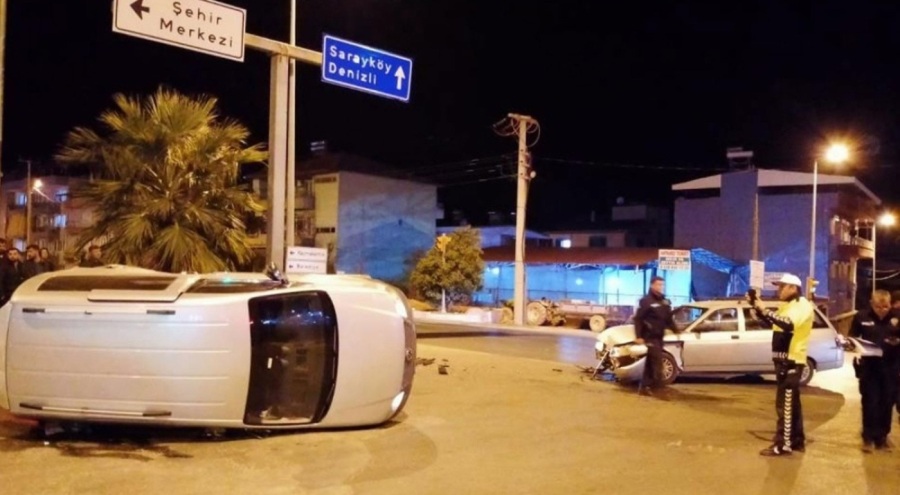 Otomobil ile ticari araç çarpıştı