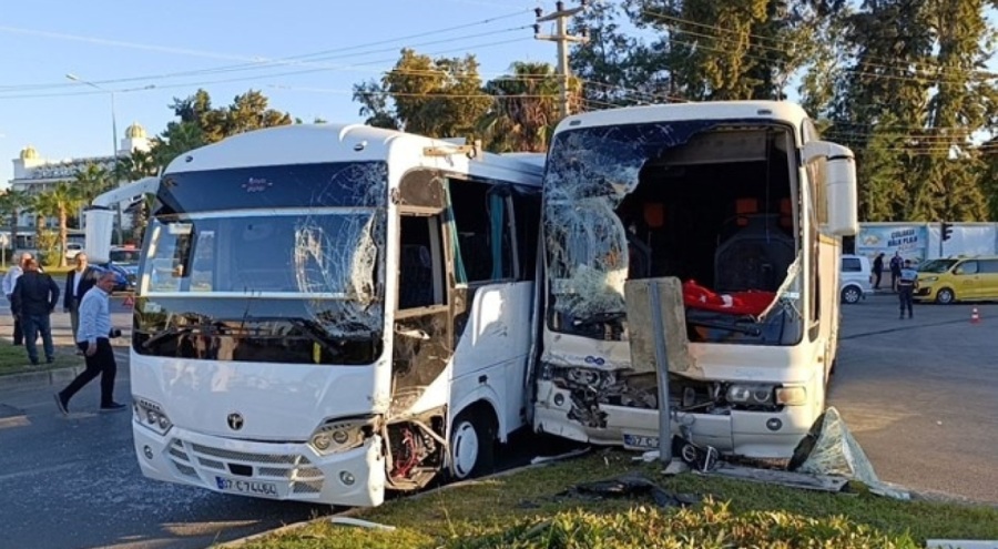 Otel çalışanlarını taşıyan servis araçları çarpıştı: 13 yaralı