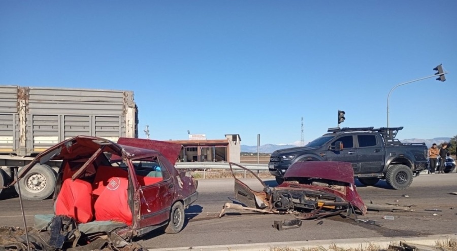 Otomobil ikiye bölündü: 2'si ağır 4 yaralı