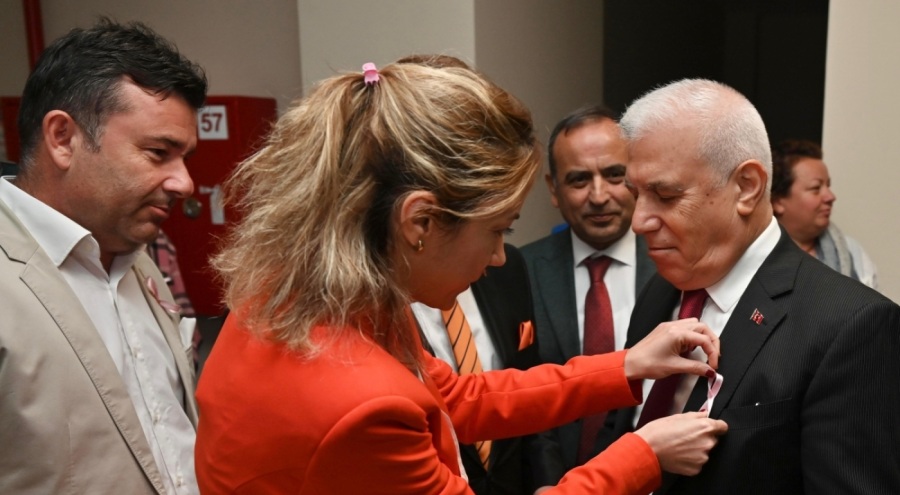 Bursa'da meme kanserine 'pembe kurdele' ile dikkat çekildi