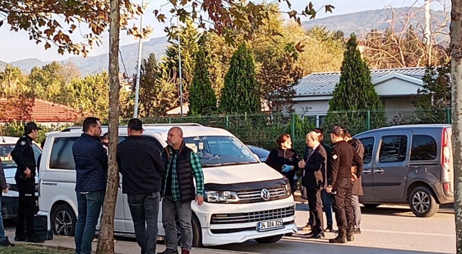 Bir kişi minibüste silahla vurulmuş halde ölü olarak bulundu