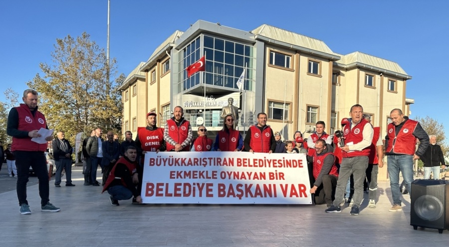 6 kişinin işine haksız yere son verilen Büyükkarıştıran Belediyesi önünde eylem