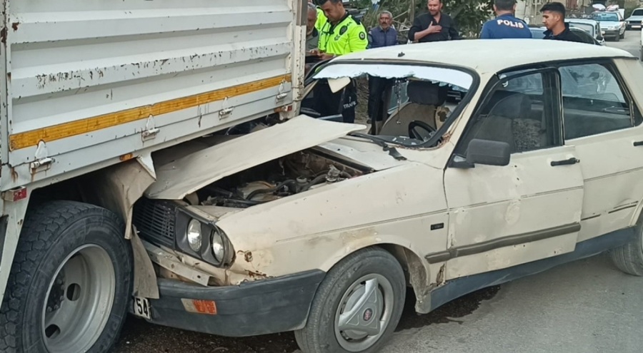 Otomobil park halindeki kamyonete çarptı: 4 yaralı