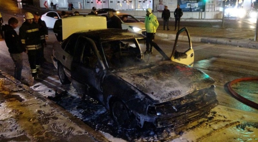 Seyir halindeki otomobil küle döndü