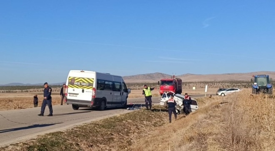 Servis aracı otomobille çarpıştı! Çok sayıda ölü ve yaralı