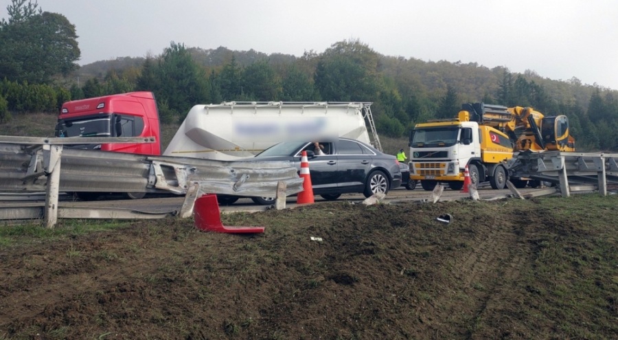 Bariyerleri aşıp karşı yöne geçen tanker, otomobili biçti: Yaralılar var