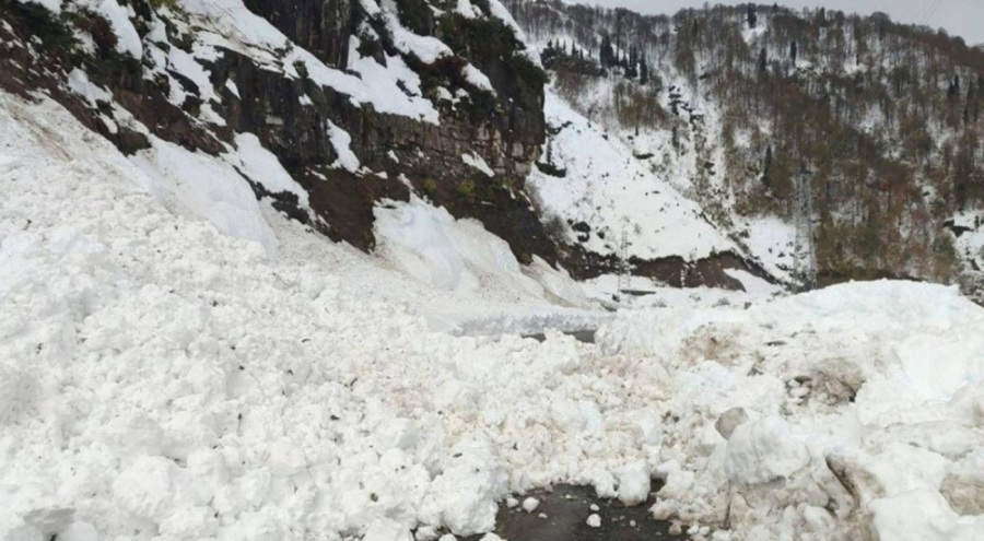 Artvin'de çığ düşmesi sonucu 6 köy yolu ulaşıma kapandı