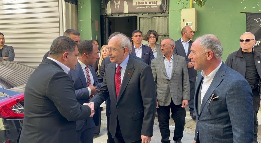 Kemal Kılıçdaroğlu Bursa'da, Sinan Ateş'in annesini evinde ziyaret etti